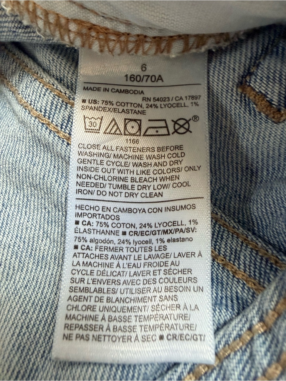 Old Navy Extra High Rise Wide Leg Jeans Size 6 Light Wash Raw Hem - Picture 9 of 9